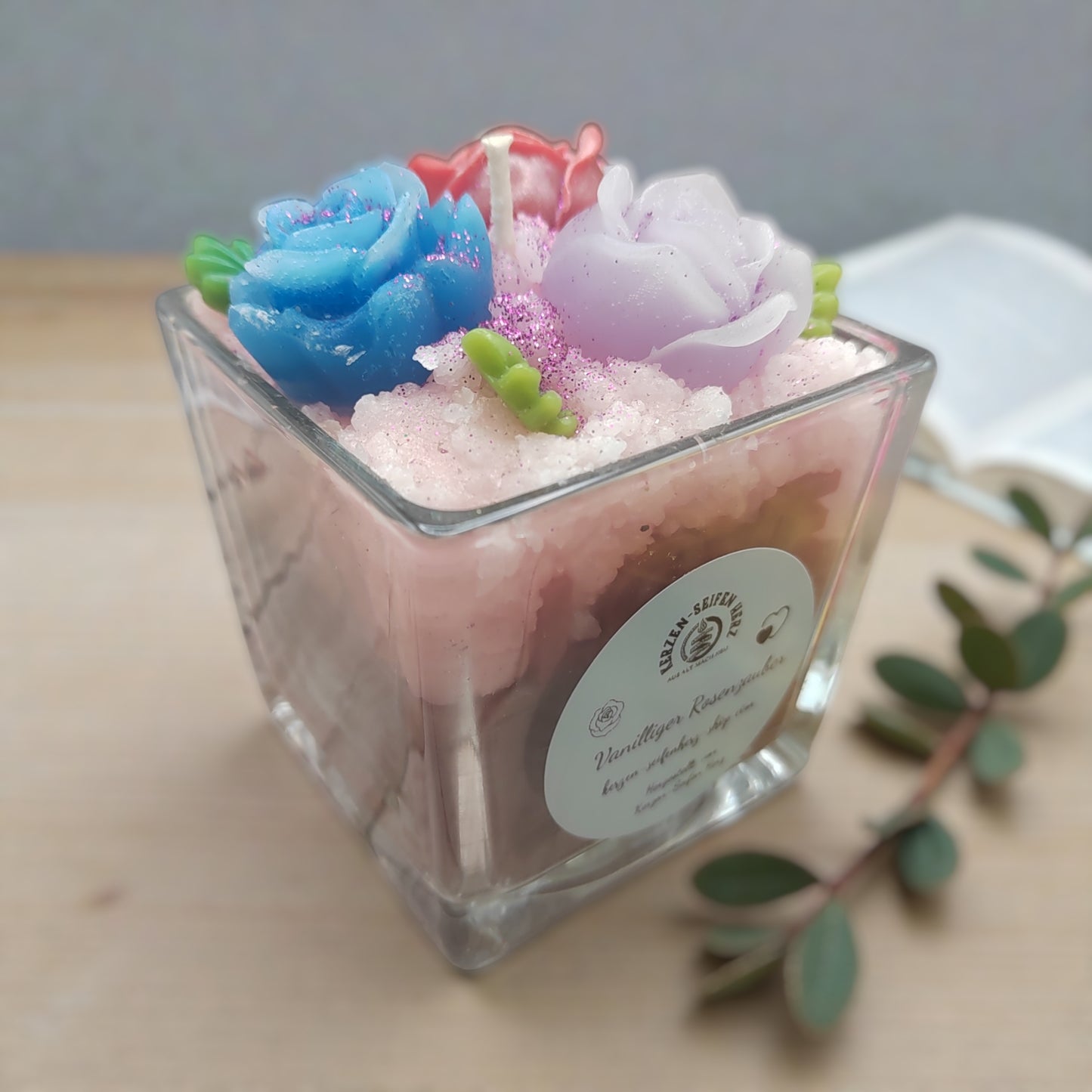Handgegossene Duftkerze Vanilliger Rosenzauber im Glas mit Wachsrosen-Dekoration, Kerzen-Seifen Herz