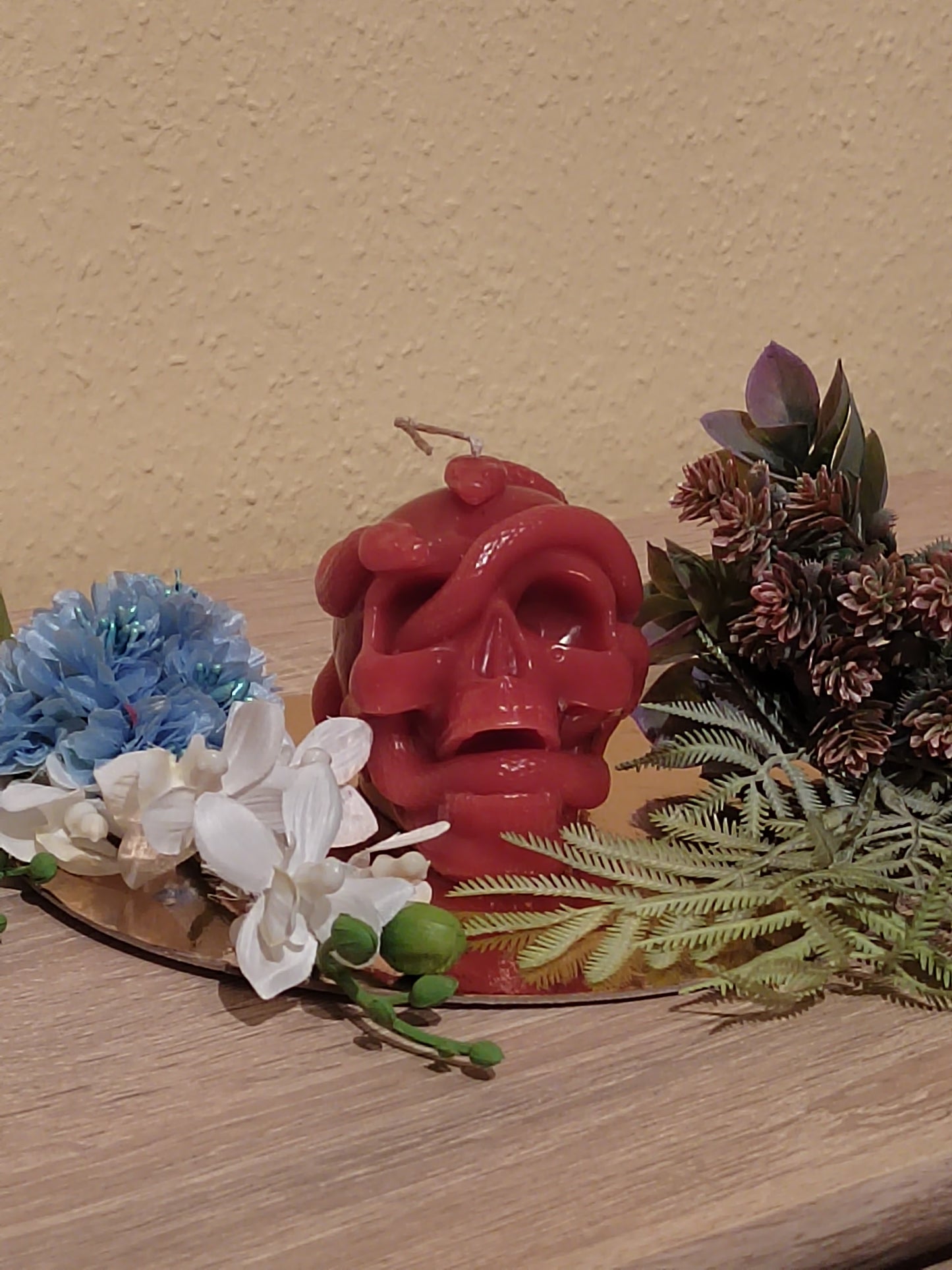Totenkopf-Kerze mit Schlange in Rot & Rot-Braun
