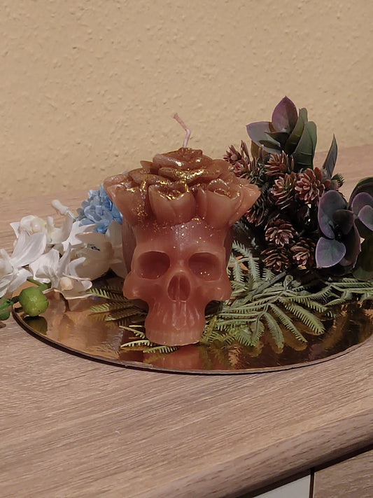 Totenkopf-Kerze mit Rosenblüten in Rot & Rot-Braun