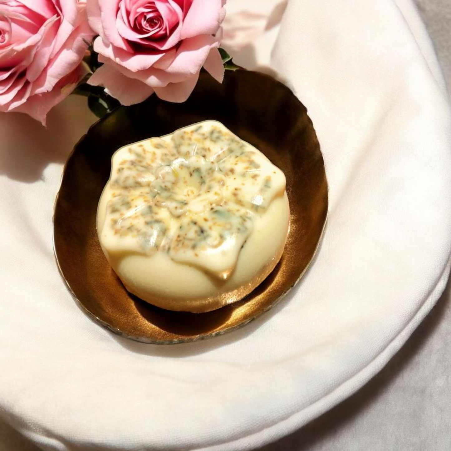 Ziegenmilchseife mit Rosenblüten in weiß