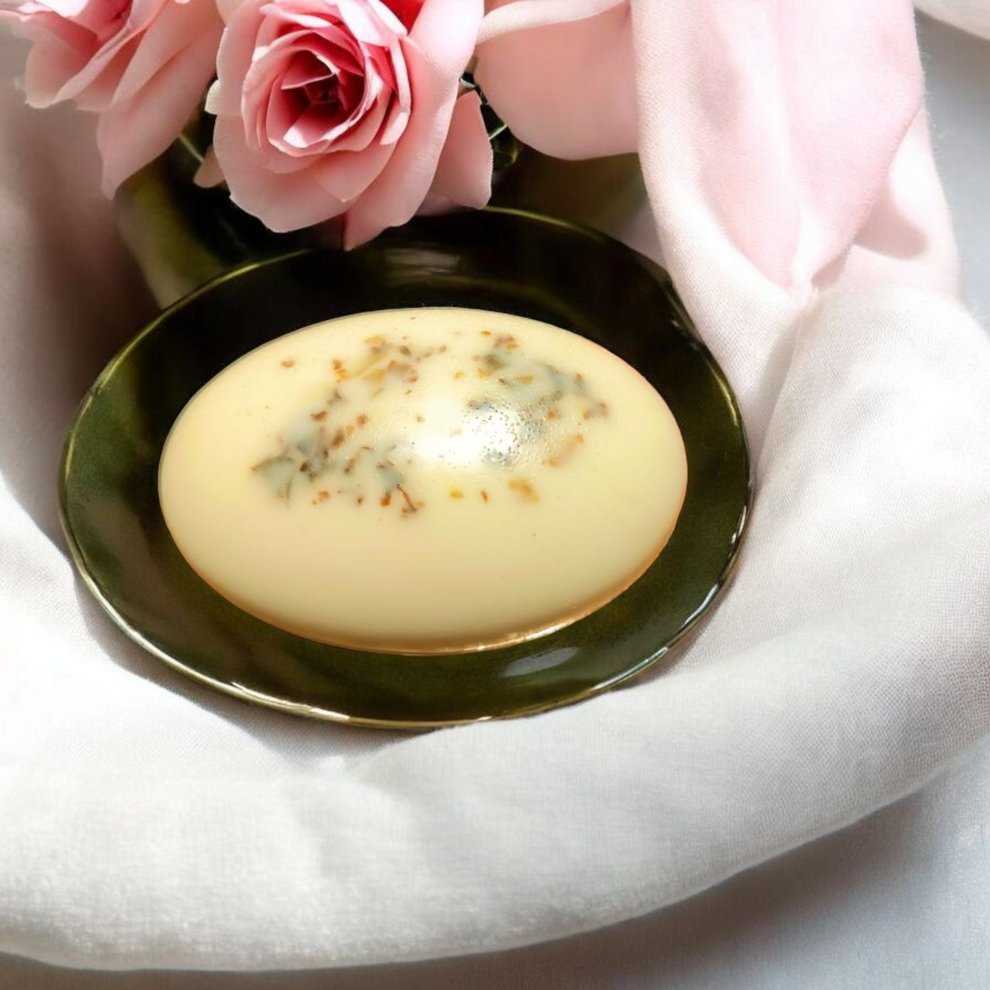 Ziegenmilchseife mit Rosenblüten in weiß