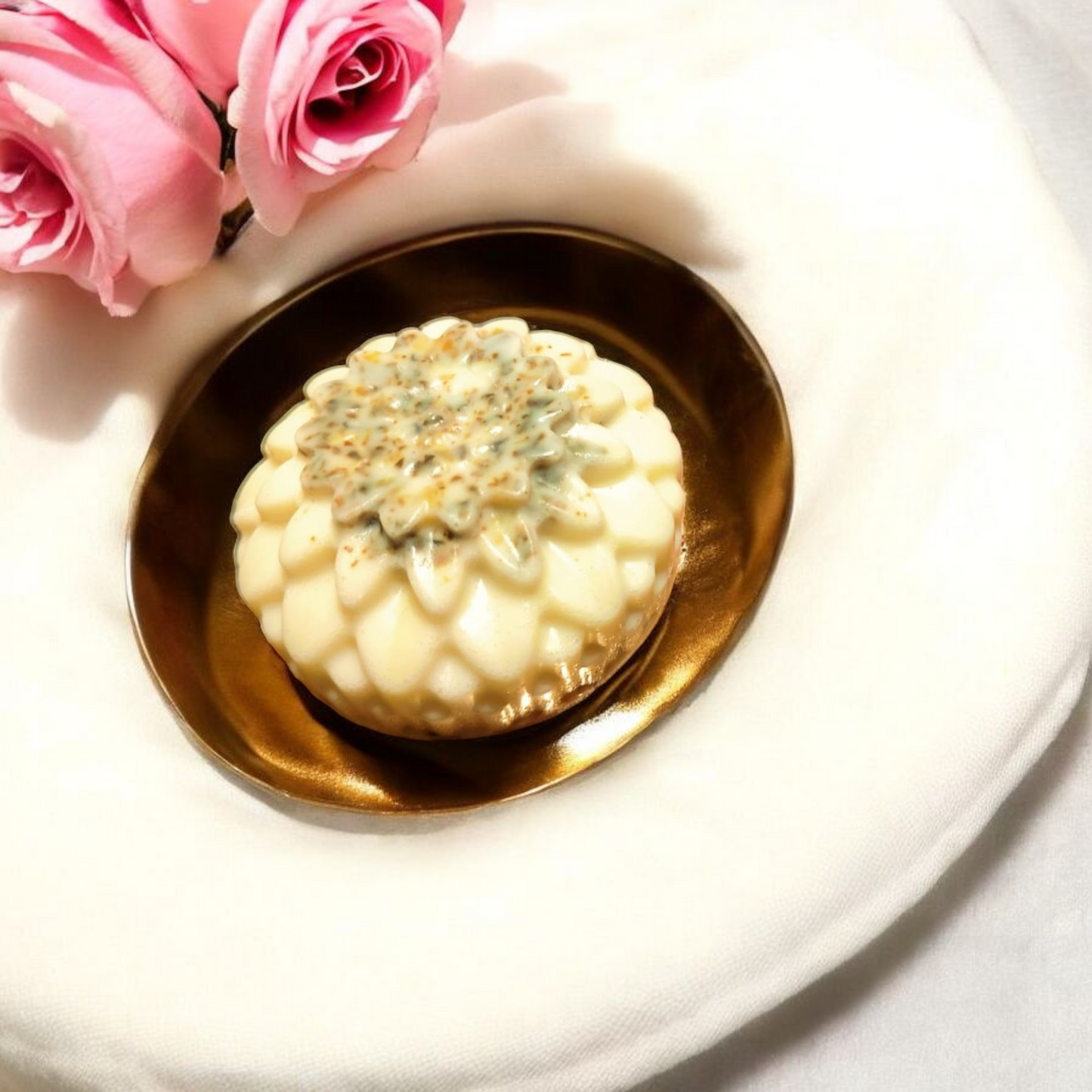 Ziegenmilchseife mit Rosenblüten in weiß