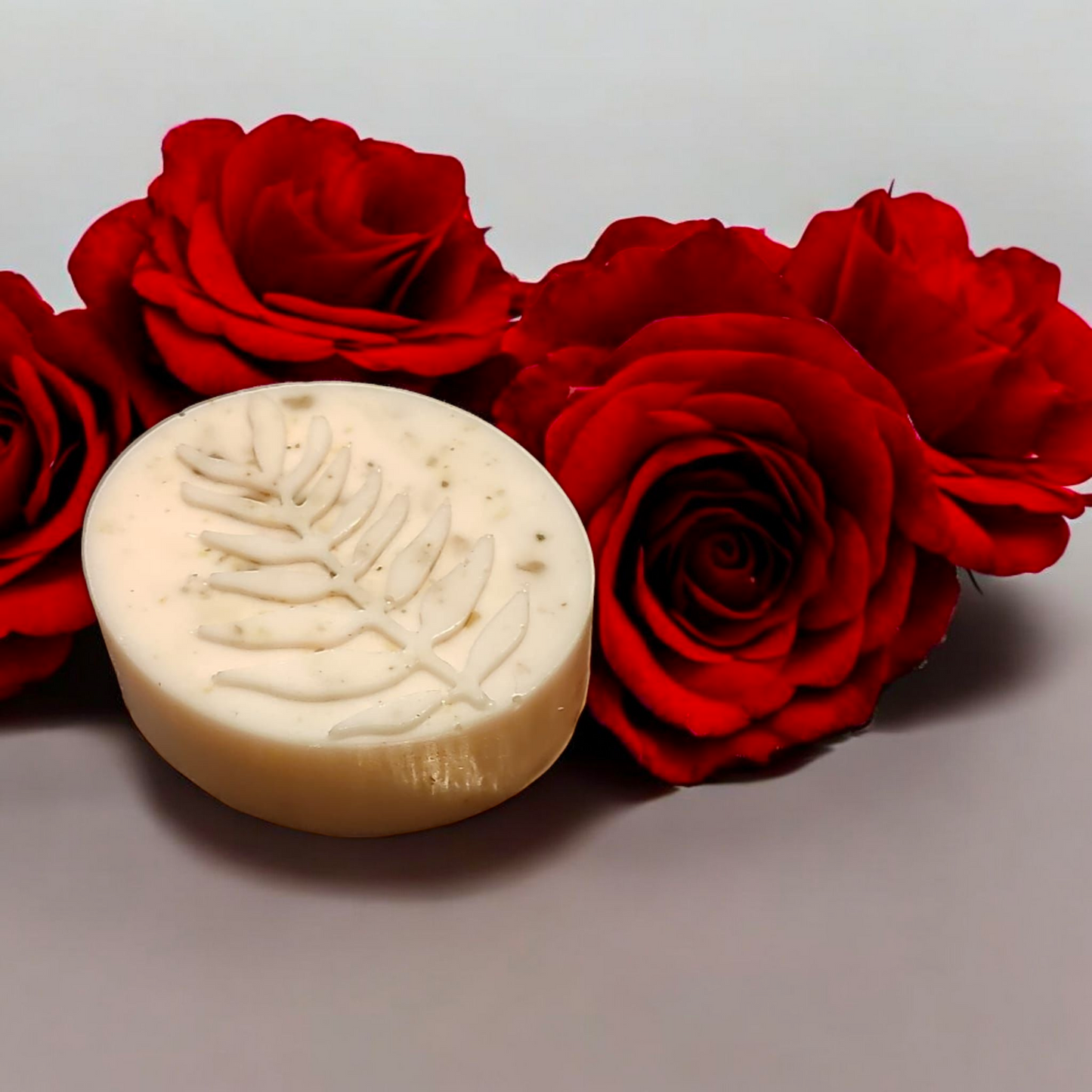 Ziegenmilchseife mit Rosenblüten in zartem Rosa