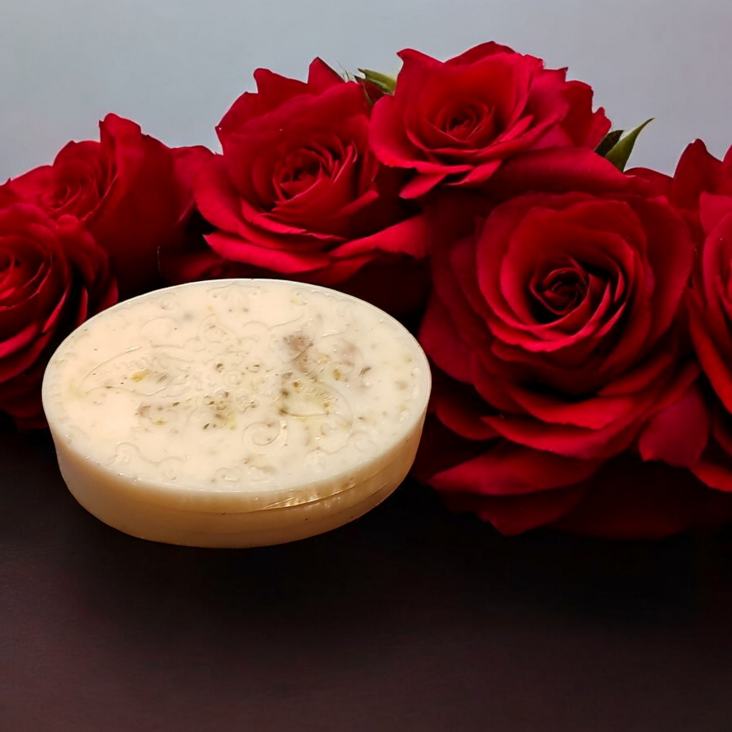 Ziegenmilchseife mit Rosenblüten in zartem Rosa