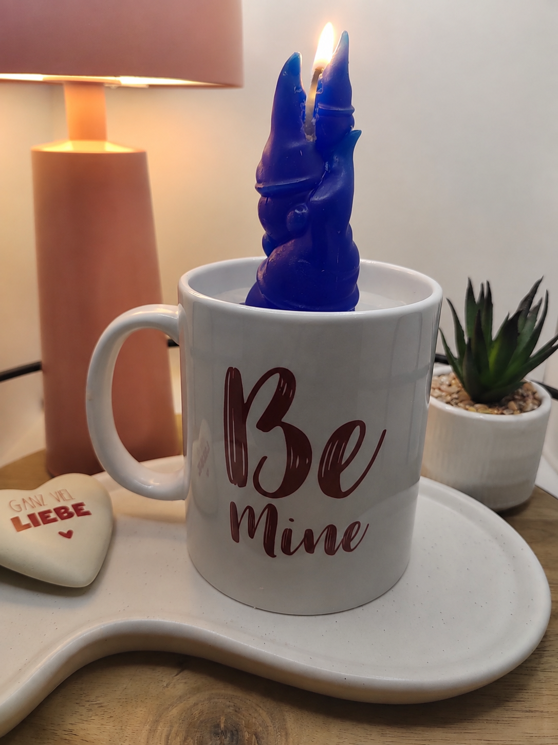 Seitliche Ansicht der Keramiktasse mit blauer Wichtelfamilie und romantischem Wichtelmotiv