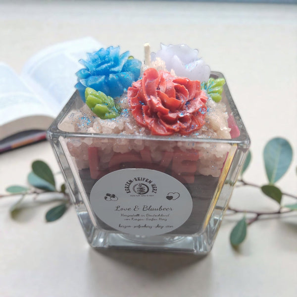 Handgegossene Duftkerze Vanilliger Rosenzauber im Glas mit Wachsrosen-Dekoration, Kerzen-Seifen Herz