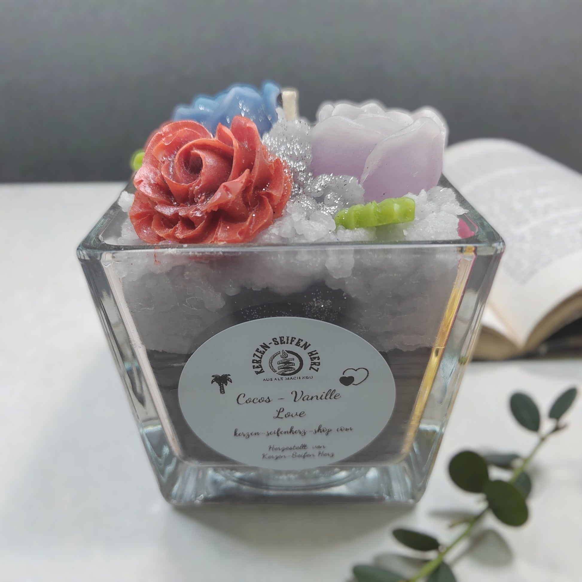 Handgegossene Duftkerze Vanilliger Rosenzauber im Glas mit Wachsrosen-Dekoration, Kerzen-Seifen Herz, Cocos-Vanille Duft