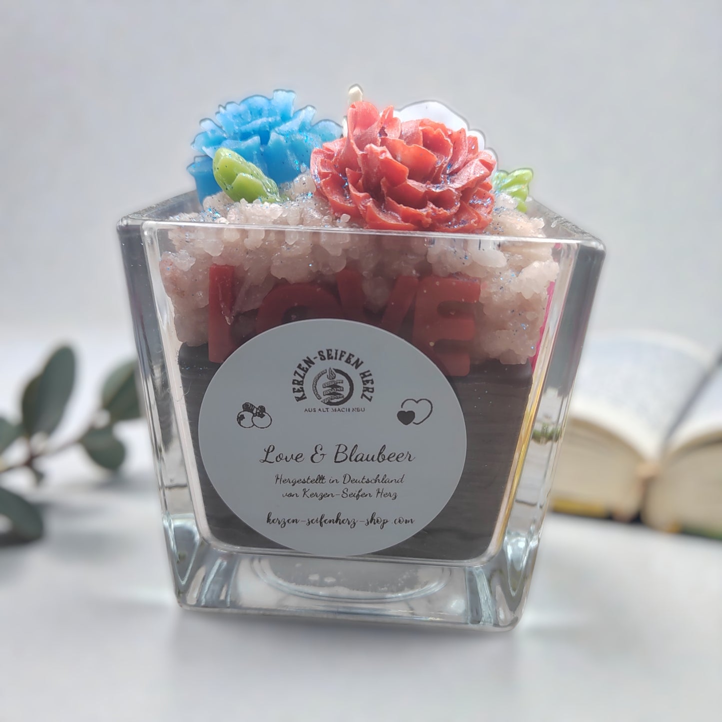Handgegossene Duftkerze Vanilliger Rosenzauber im Glas mit Wachsrosen-Dekoration, Kerzen-Seifen Herz