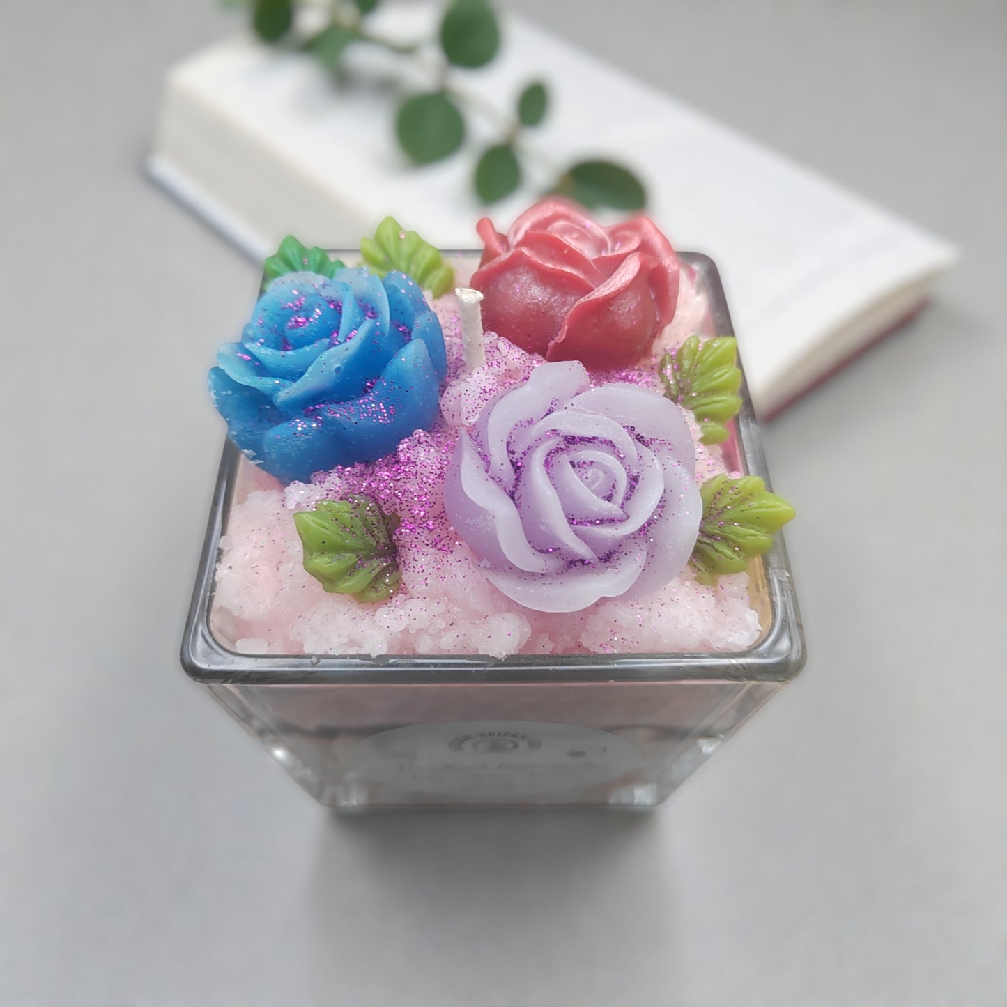 Handgegossene Duftkerze Vanilliger Rosenzauber im Glas mit Wachsrosen-Dekoration, Kerzen-Seifen Herz