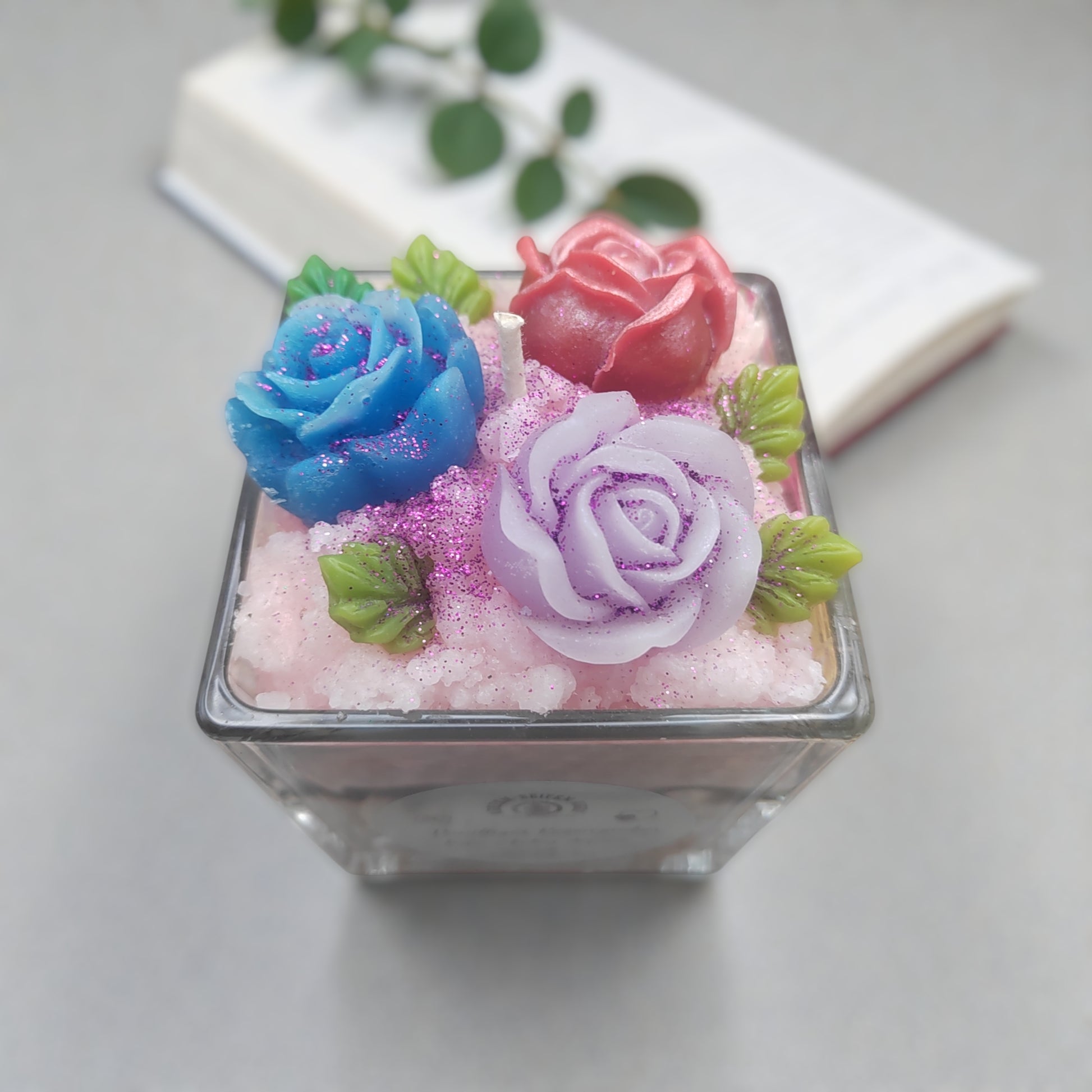 Handgegossene Duftkerze Vanilliger Rosenzauber im Glas mit Wachsrosen-Dekoration, Kerzen-Seifen Herz