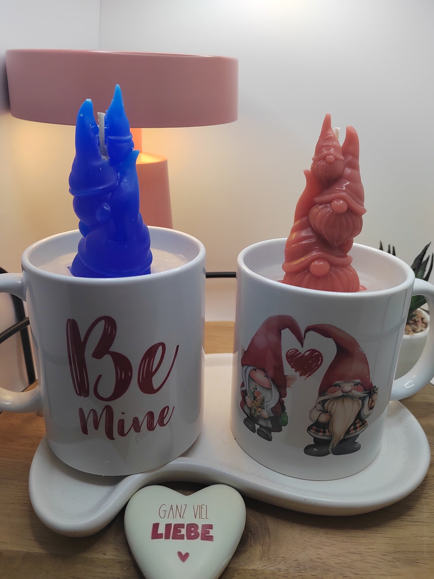 „Be Mine“-Kerze in weißer Keramiktasse mit roter Wichtelfamilie und sichtbarer Schriftseite