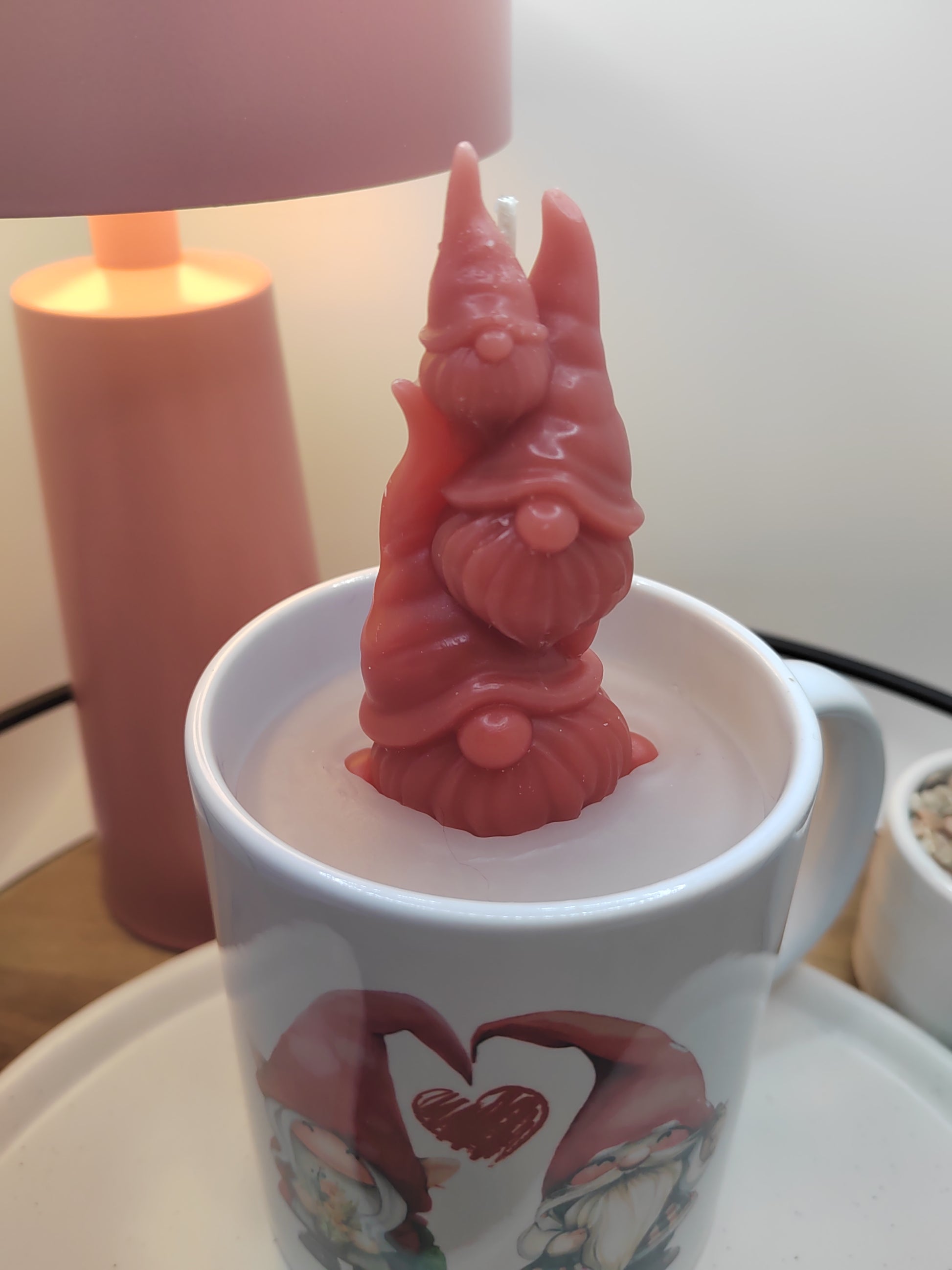 Handgegossene Kerze in Wichtel-Tasse mit roter Wachsfigur und liebevollem Herzmotiv