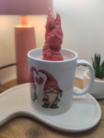 Handgegossene Kerze in Wichtel-Tasse mit roter Wachsfigur und liebevollem Herzmotiv