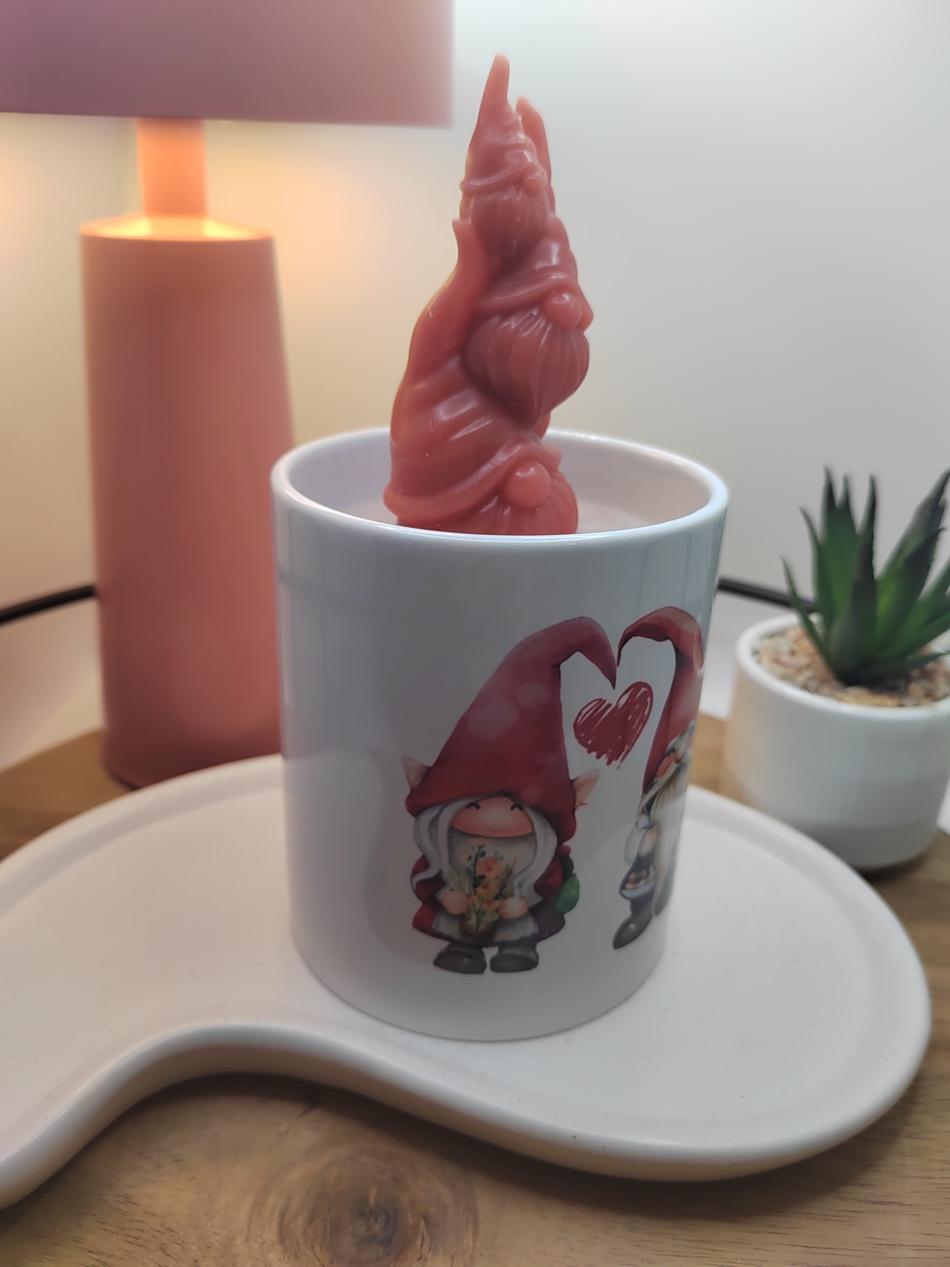 Seitliche Ansicht der „Be Mine“-Kerze in Keramiktasse mit roter Wichtelfamilie