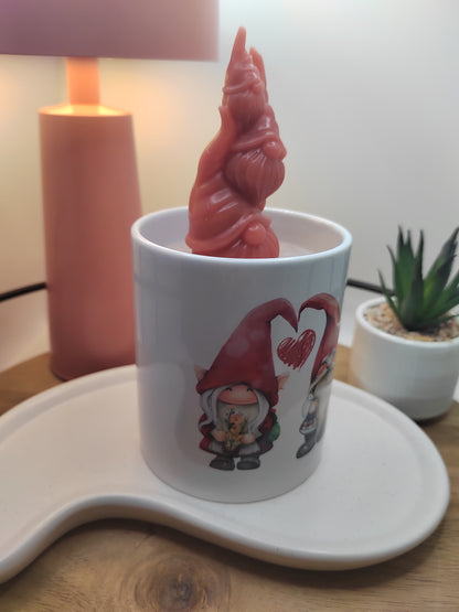 Seitliche Ansicht der „Be Mine“-Kerze in Keramiktasse mit roter Wichtelfamilie