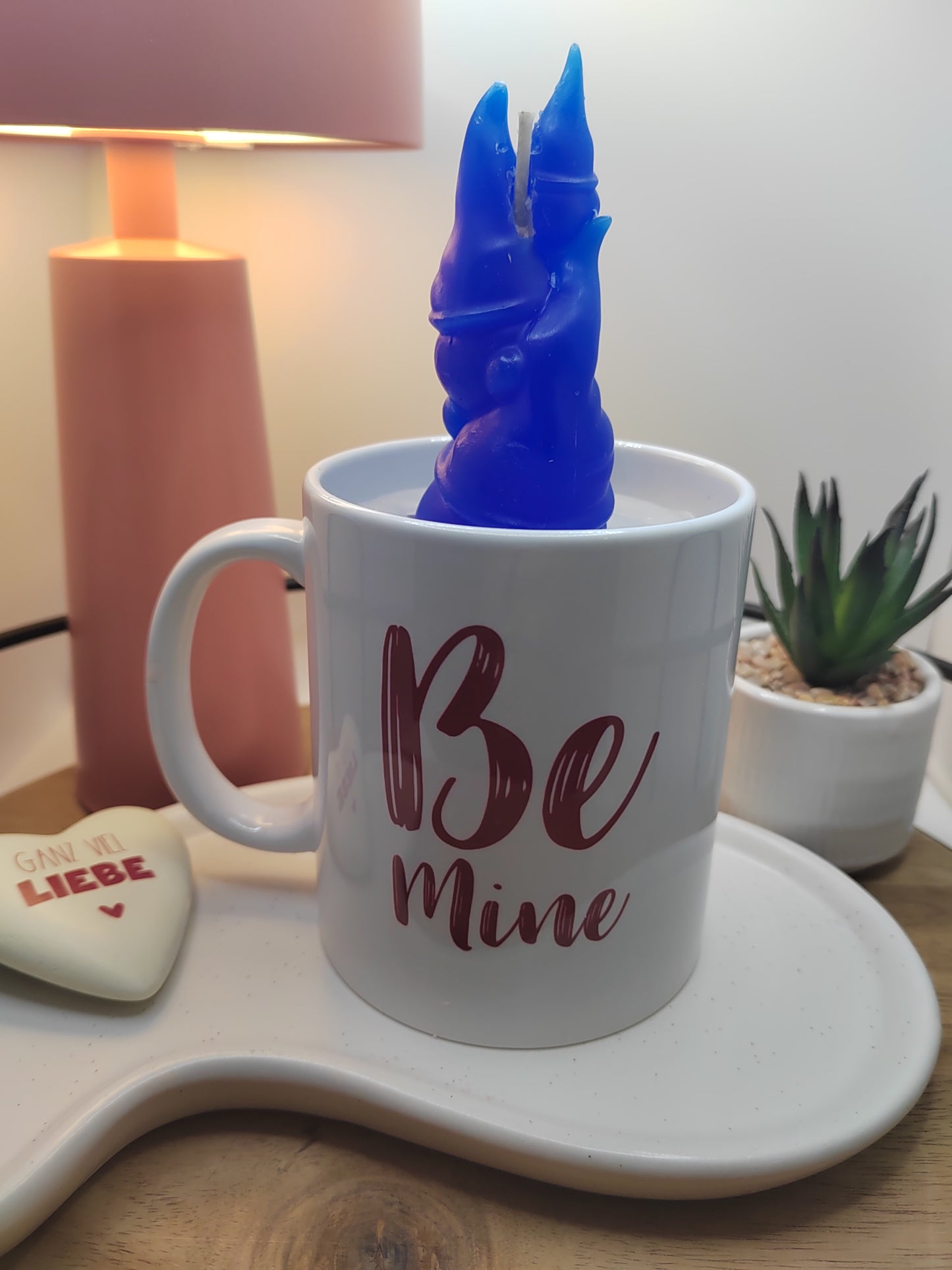 „Be Mine“-Kerze mit blauer Wichtelfamilie, Wichtelpaar-Motiv und Herzdekoration