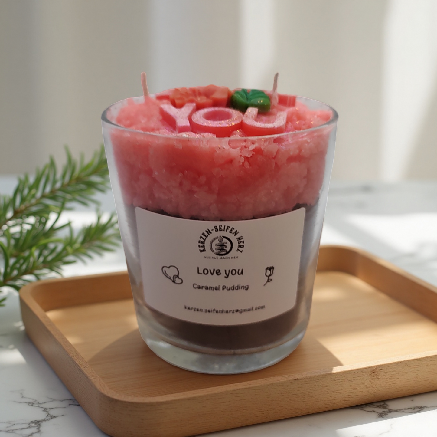 Geschenk der Liebe als Duftkerze im Glas mit Aufschrift Love you