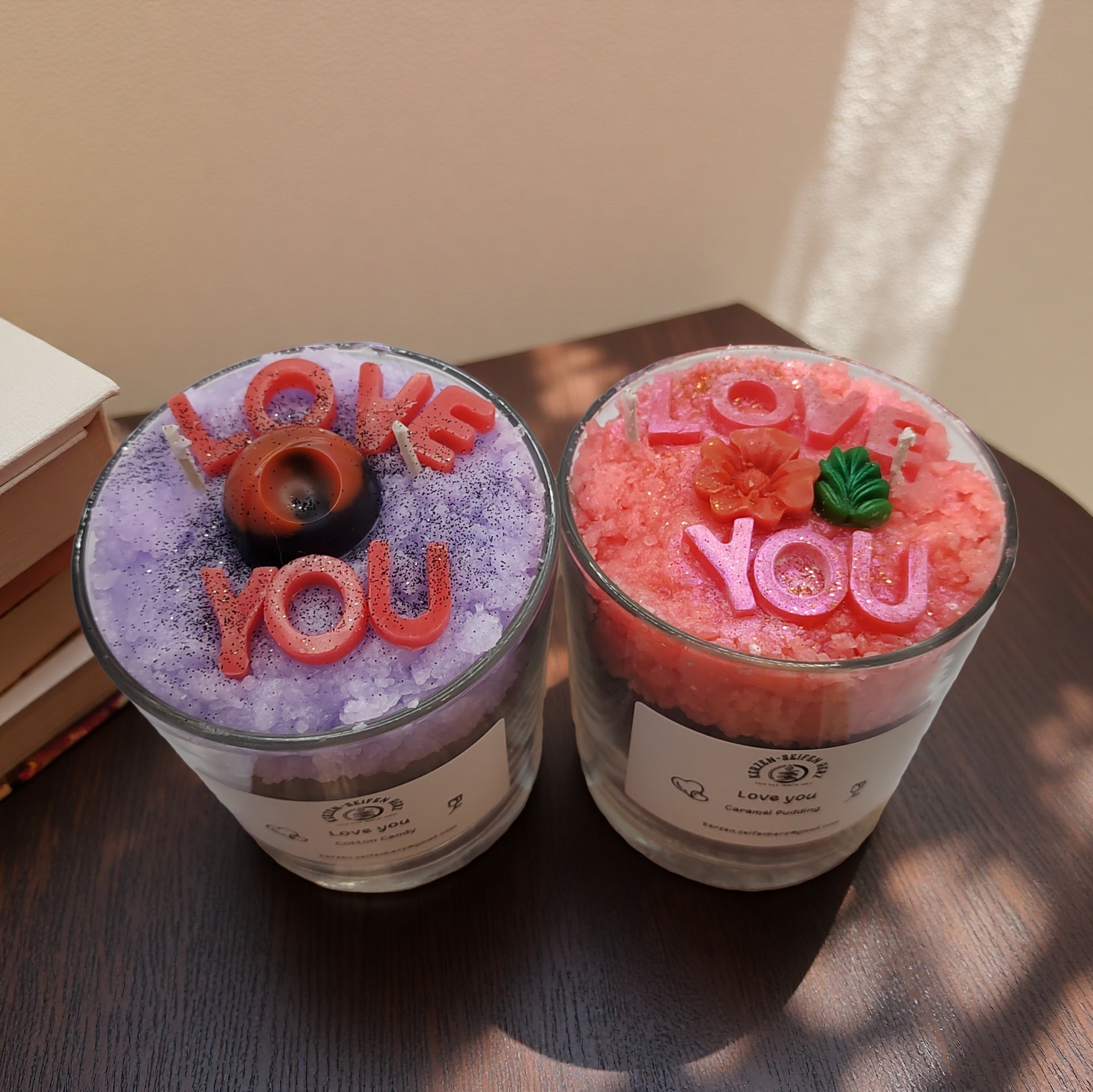 Geschenk der Liebe als Duftkerze im Glas mit Aufschrift Love you