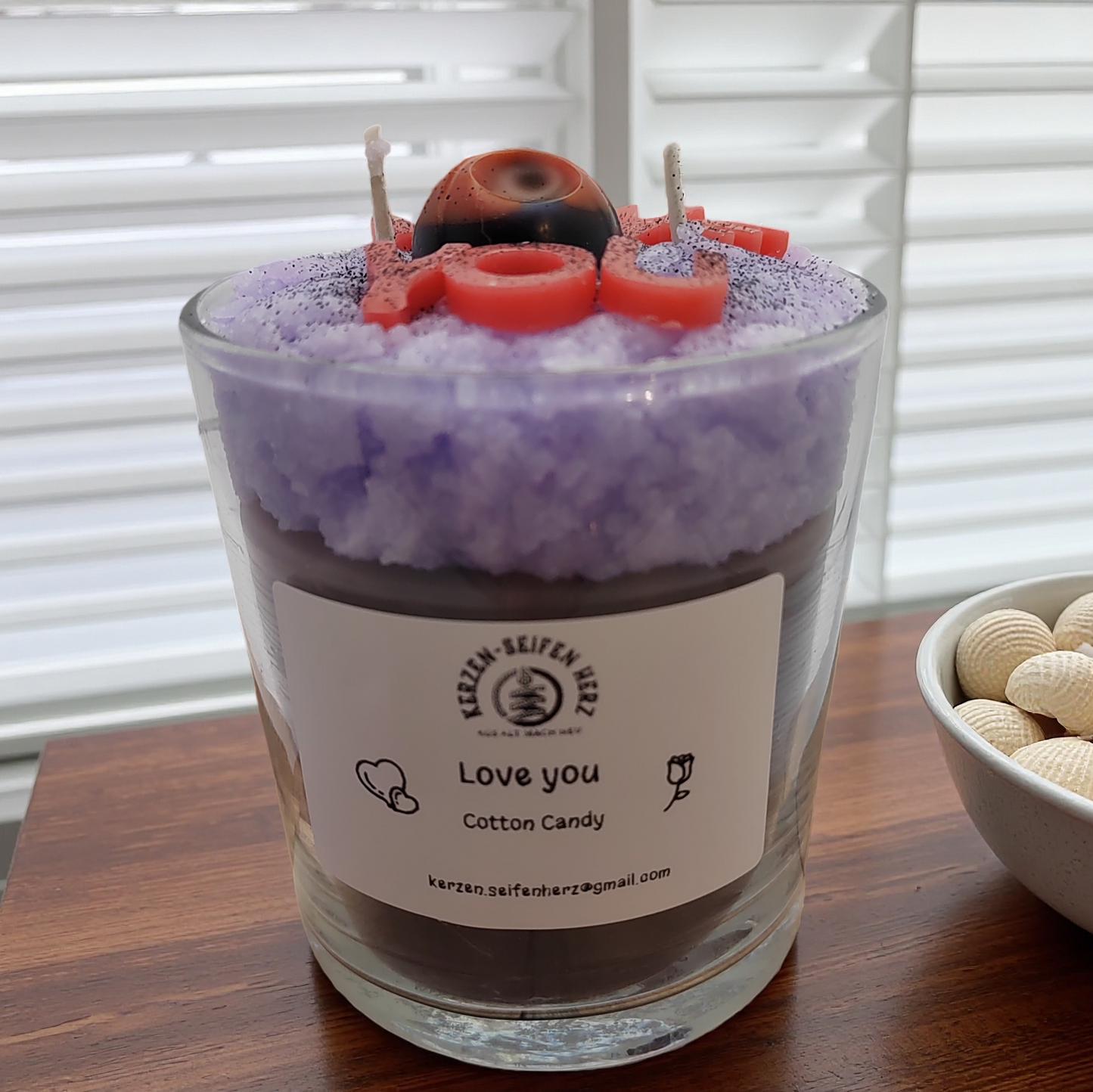 Geschenk der Liebe als Duftkerze im Glas mit Aufschrift Love you