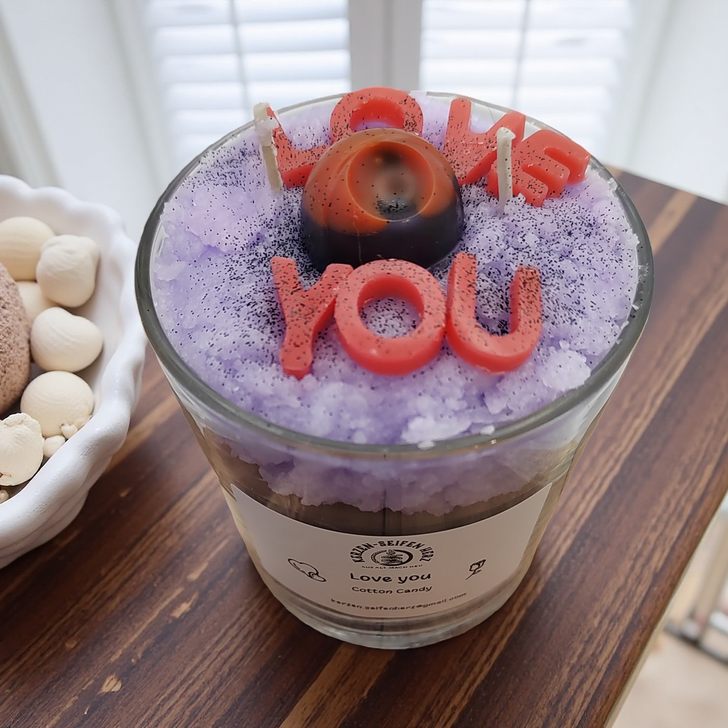 Geschenk der Liebe als Duftkerze im Glas mit Aufschrift Love you