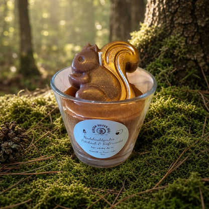 Nadelwaldzauber-Duftkerze mit Eichhörnchen auf moosigem Waldboden in warmer Naturstimmung