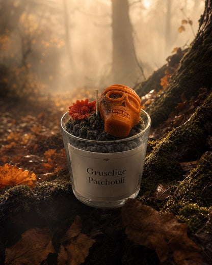 „Gruseliger Patchouli“-Kerze in mystischer Waldkulisse mit herbstlichen Naturmaterialien