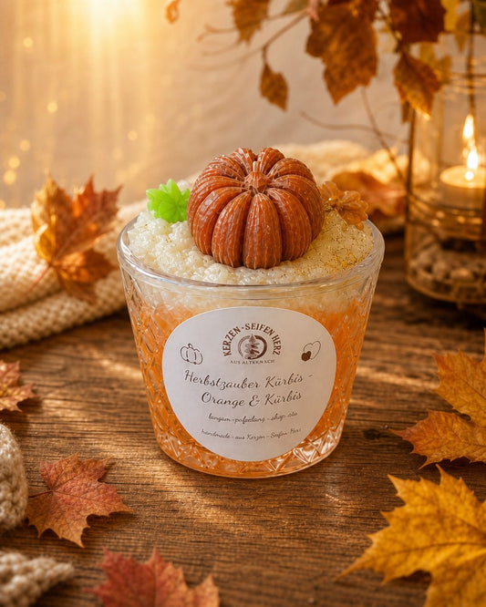 Herbstzauber Kürbis Duftkerze mit Orange-Kürbis-Duft im Glas zwischen Herbstlaub und warmem Kerzenlicht