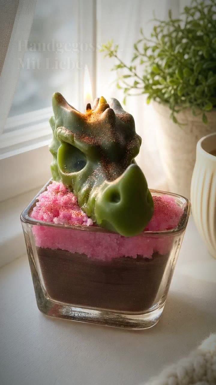 „Drachenherz“ – Dragonfruit-Duftkerze im Glas mit Drachen