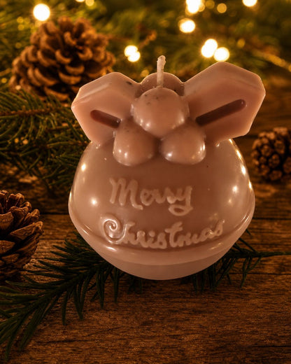Merry Christmas Weihnachtskerze Kugel in Altrosa mit Schleifenmotiv und festlicher Weihnachtsdekoration