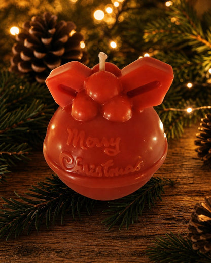 Rote Merry Christmas Weihnachtskerze in Kugelform mit Schleifendekoration und warmen Weihnachtslichtern
