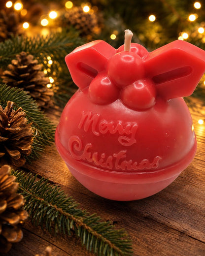 Rote Merry Christmas Weihnachtskerze Kugel als Nahaufnahme mit Schleife und geprägtem Schriftzug