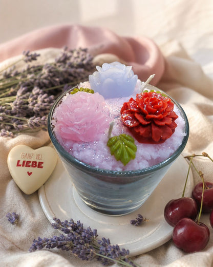 Lavendel-Kirsch Duftkerze am Fenster auf weißem Teller mit Lavendel und Kirschen