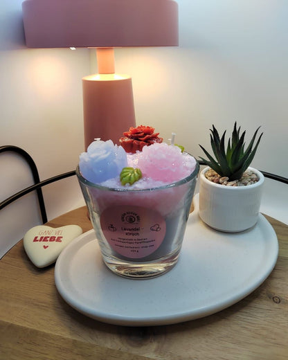 Lavendel-Kirsch Duftkerze im gemütlichen Wohnambiente mit Lampe, Pflanze und Herzdeko
