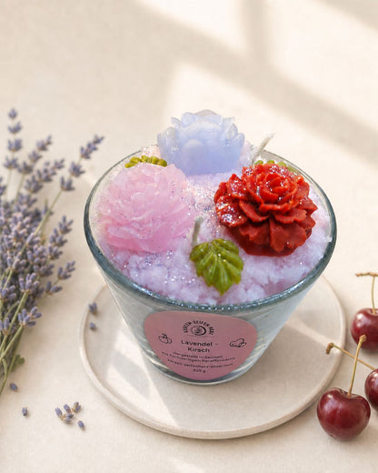 Lavendel-Kirsch Duftkerze von oben auf weißem Teller mit Lavendel und Kirschen