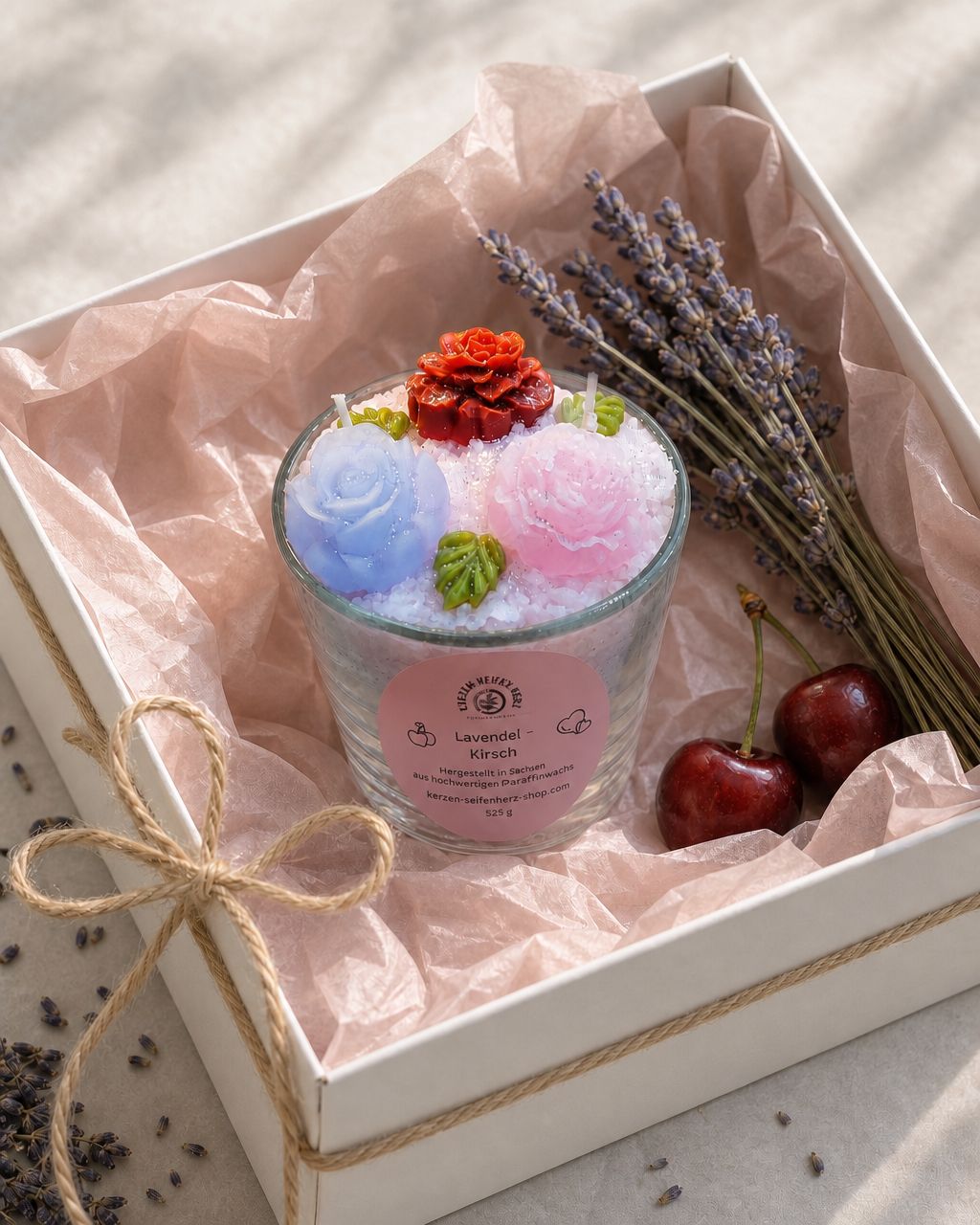 Lavendel-Kirsch Duftkerze als Geschenk im weißen Geschenkkarton mit Lavendel und Kirschen