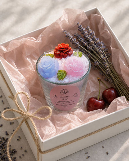 Lavendel-Kirsch Duftkerze als Geschenk im weißen Geschenkkarton mit Lavendel und Kirschen