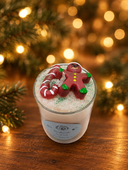 Weihnachtskerze im Glas „Vorfreude – Vanille Cake“ vor goldenem Bokeh-Lichterhintergrund