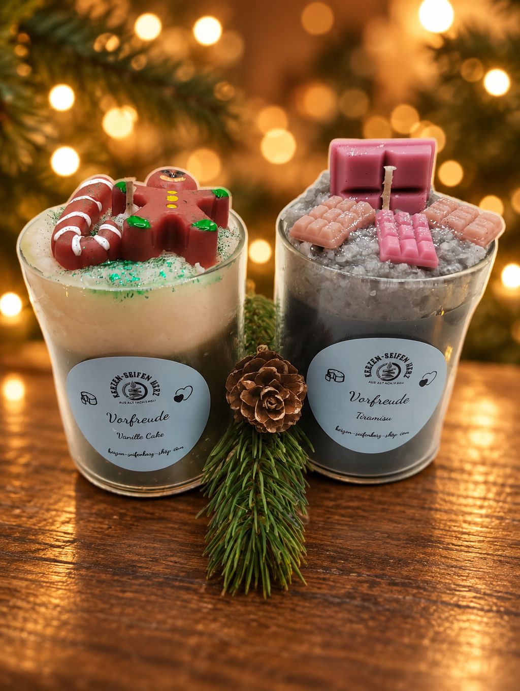 Weihnachtskerzen-Set mit Vanillecake und Tiramisu gemeinsam auf Holztisch mit Tannenzweig und goldenem Lichterhintergrund