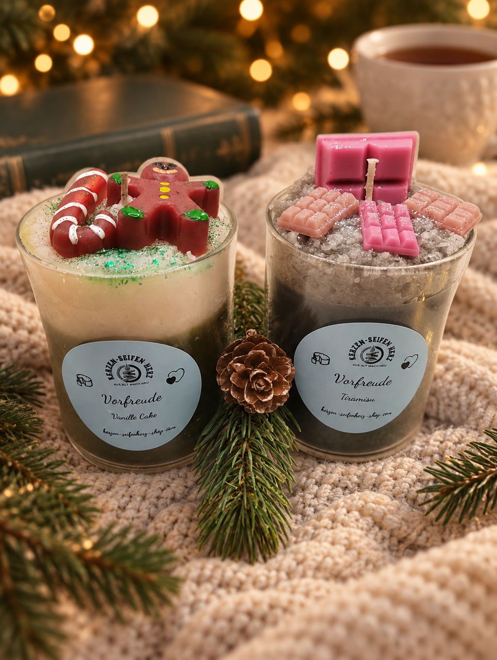 Weihnachtskerzen-Set Vanillecake und Tiramisu gemeinsam auf kuscheliger Decke mit Tannengrün und Weihnachtsbeleuchtung