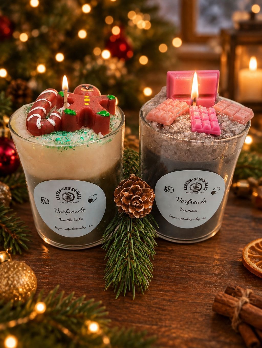 Weihnachtskerzen-Set im Glas mit Vanillecake und Tiramisu, festlich dekoriert mit Tannenzweigen und warmem Weihnachtslicht