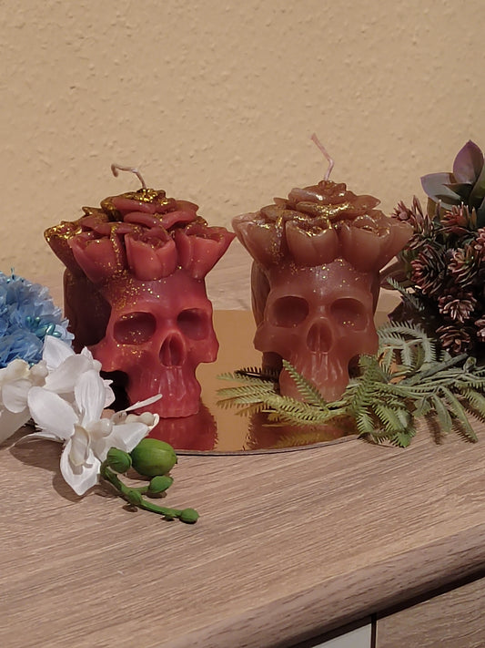 Totenkopf-Kerze mit Rosenblüten in Rot & Rot-Braun