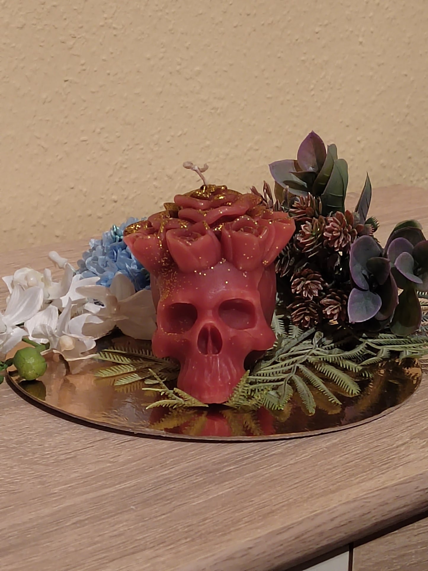 Totenkopf-Kerze mit Rosenblüten in Rot & Rot-Braun