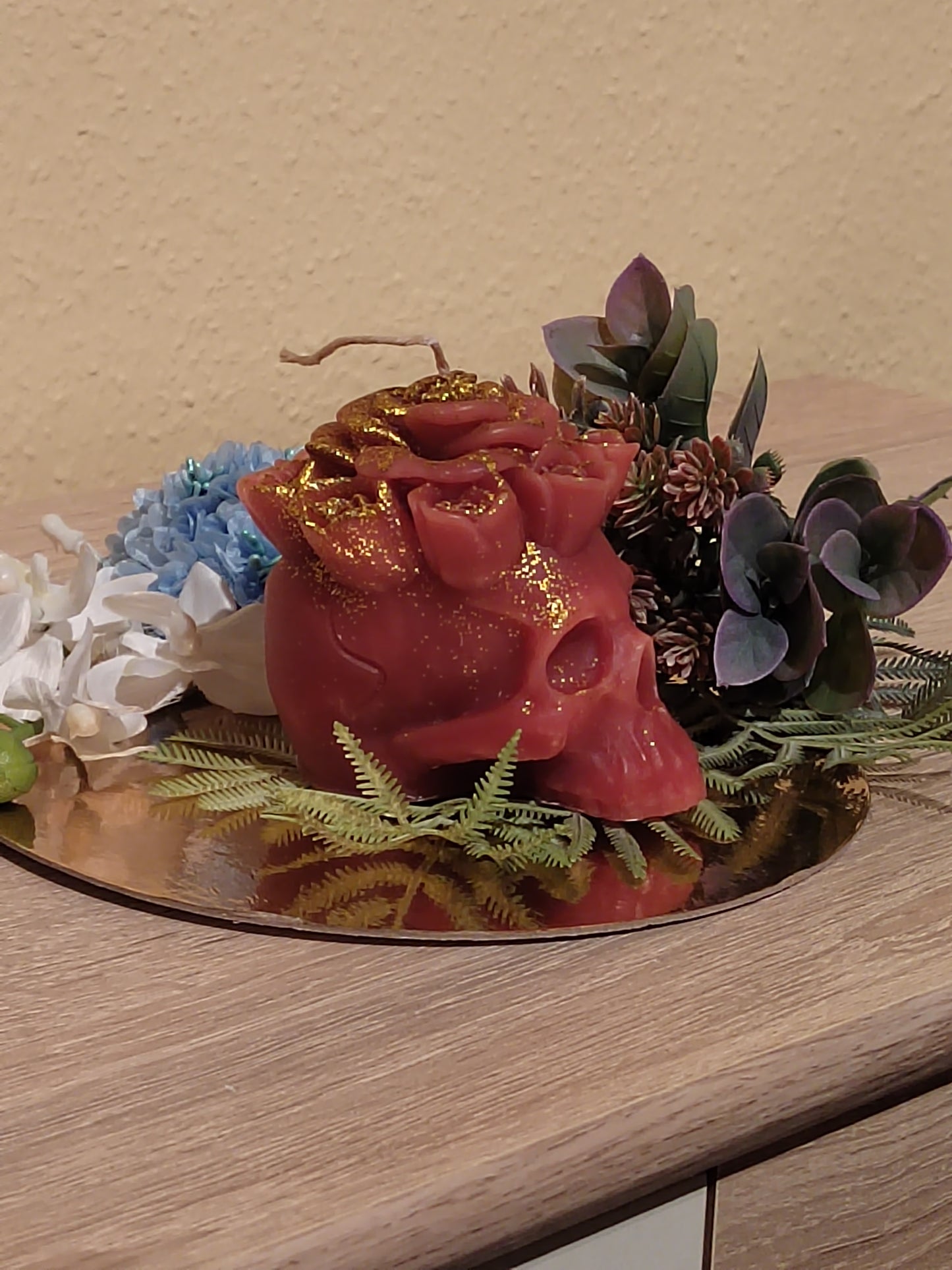 Totenkopf-Kerze mit Rosenblüten in Rot & Rot-Braun