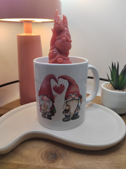 Handgegossene Kerze in Wichtel-Tasse mit roter Wachsfigur und liebevollem Herzmotiv