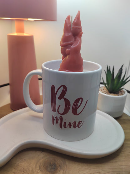 Handgegossene Kerze in Wichtel-Tasse mit roter Wachsfigur und liebevollem Herzmotiv