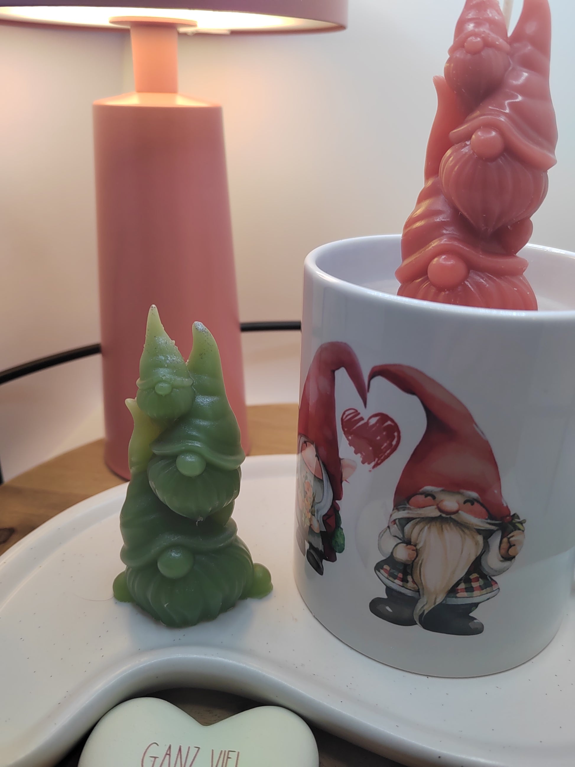 Kerze in weißer Tasse mit roter Wichtelfamilie und romantischem Wichtelpaar mit Herzmotiv
