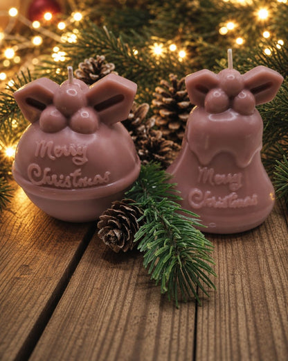 Merry Christmas Weihnachtskerzen Glocke und Kugel in Altrosa mit Tannenzweigen und Weihnachtslichtern