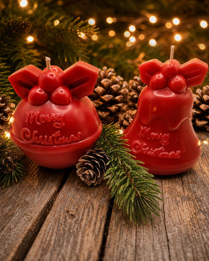 Rote Merry Christmas Weihnachtskerzen als Kugel und Glocke mit Tannengrün und Zapfen