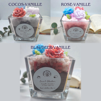Handgegossene Duftkerze Vanilliger Rosenzauber im Glas mit Wachsrosen-Dekoration, Kerzen-Seifen Herz