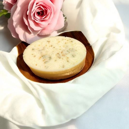 Ziegenmilchseife mit Rosenblüten in weiß